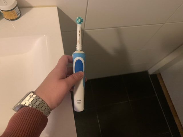 Dankzij deze tip maak je altijd snel je tandenborstel schoon