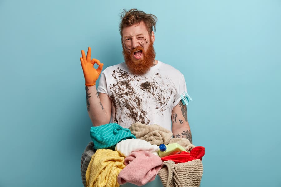 bearded-man-holds-laundry-basket-overwhelmed-by-household-chores - cópia